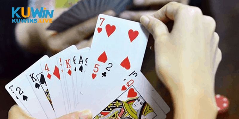 Xé cạ đúng thời điểm - bí quyết ngăn đối thủ tạo ra phỏm bài hoàn hảo.